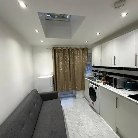 Apartment 4th Flat With Private Own Bathroom A Luxury Family Setup And Furnished With Double Bed A Double Futon-sofa Bed A Single Futon Bed A Baby Cot And Garden And Free Parking