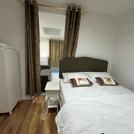 4th Flat With Private Own Bathroom A Luxury Family Setup And Furnished With Double Bed A Double Futon-sofa Bed A Single Futon Bed A Baby Cot And Garden And Free Parking Apartment London