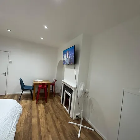 4th Flat With Private Own Bathroom A Luxury Family Setup And Furnished With Double Bed A Double Futon-sofa Bed A Single Futon Bed A Baby Cot And Garden And Free Parking London