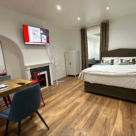 4th Flat With Private Own Bathroom A Luxury Family Setup And Furnished With Double Bed A Double Futon-sofa Bed A Single Futon Bed A Baby Cot And Garden And Free Parking * London