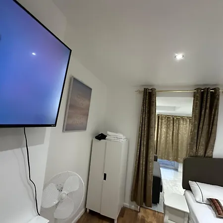 Apartment 4th Flat With Private Own Bathroom A Luxury Family Setup And Furnished With Double Bed A Double Futon-sofa Bed A Single Futon Bed A Baby Cot And Garden And Free Parking