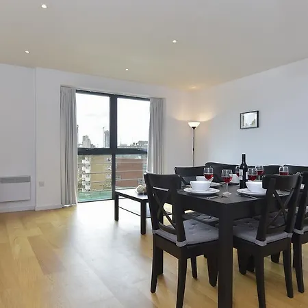 Beautiful 4-bedroom Flat In Bridge/borough!