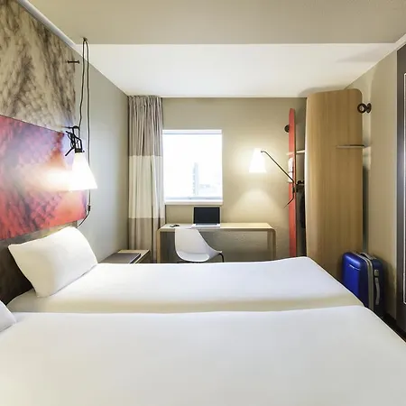 Ibis Docklands Canary Wharf Hotel 3*