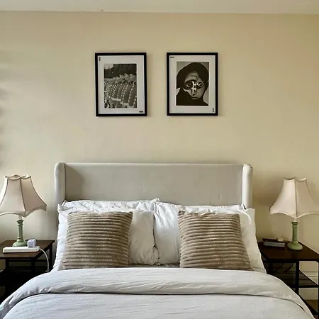 Amazing View 2 Bedroom In Abbey Road Apartment *