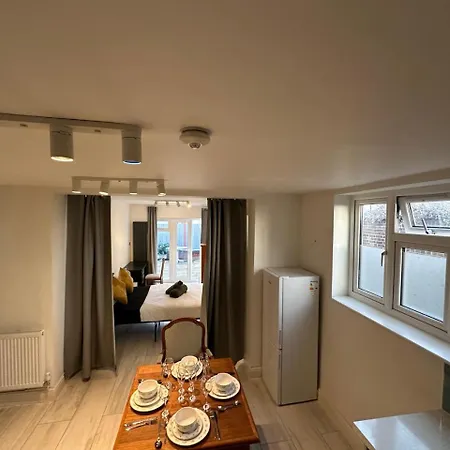 Large Studio With Extra Sofa Bed And Private Bath Plus Kitchen Canary Wharf 1 London
