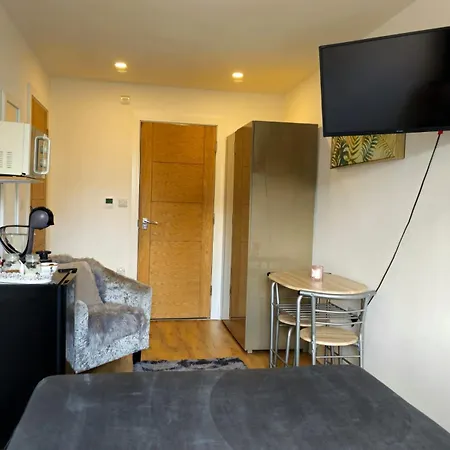 Chanel Ensuite Double * London
