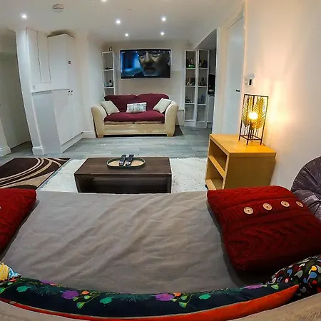 1 Bedroom Flat With Whirlpool Bath *