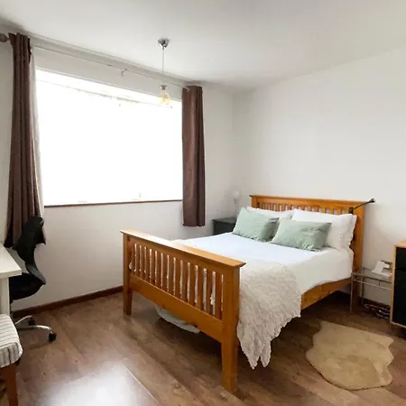 2 Bedrooms 2 Stations *
