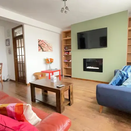 2 Bedrooms 2 Stations Londen