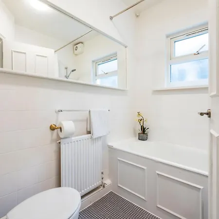 Beautiful Garden Flat Near Chelsea Apartment London