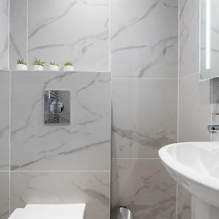 Luxurious 2 Bedroom - - Location