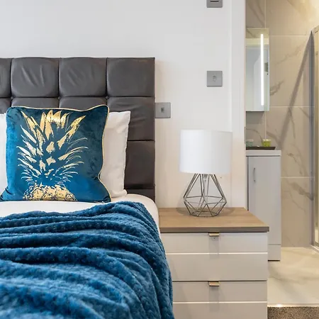 Luxurious 2 Bedroom - - Location Londyn