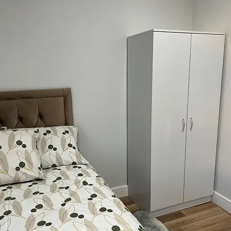 Jj Serviced - Close To Tube Station & Near London & Wembley Apartman *