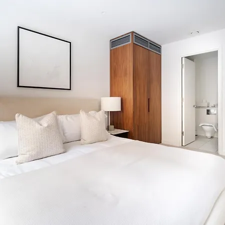 Luxury Mayfair Townhouse With Ac 3br 3ba Holiday home