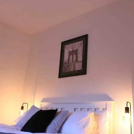 Very 2 Bed In Fulham Apartment London
