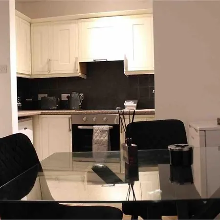 Very 2 Bed In Fulham Apartment *