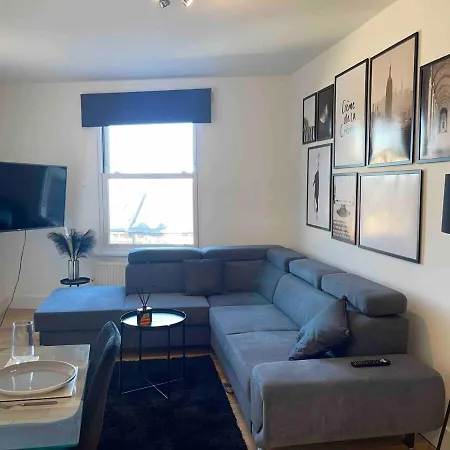 Very 2 Bed In Fulham Apartment London