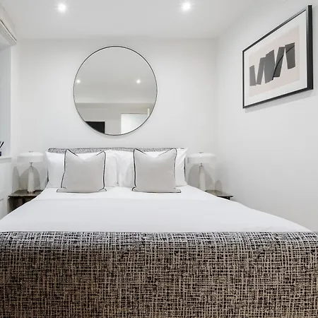 Luxury Mayfair Townhouse With A/c 3br 3ba Holiday home