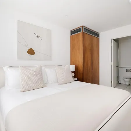 Luxury Mayfair Townhouse With A/c 3br 3ba Holiday home *
