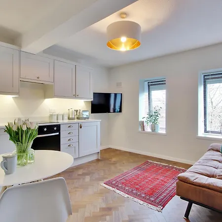 Chic 2-bed Apartment, Free Wi-fi And Parking Apartment