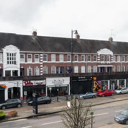 Skyvillion - Cozy Large 4 & 1 Bed In Enfield, Mins To Tube Station, Free Wi-fi