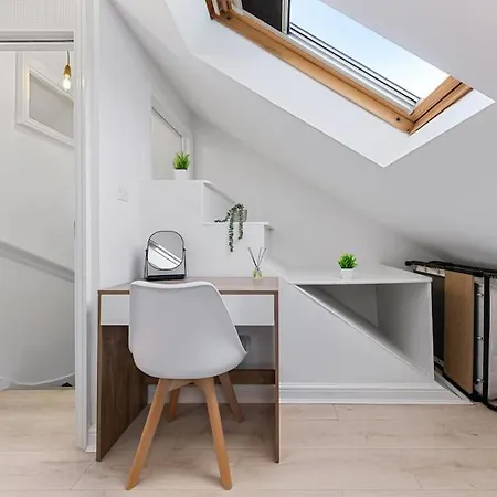 The Holloway Suite- Longterm 15% Off Sleeps4 Apartment London