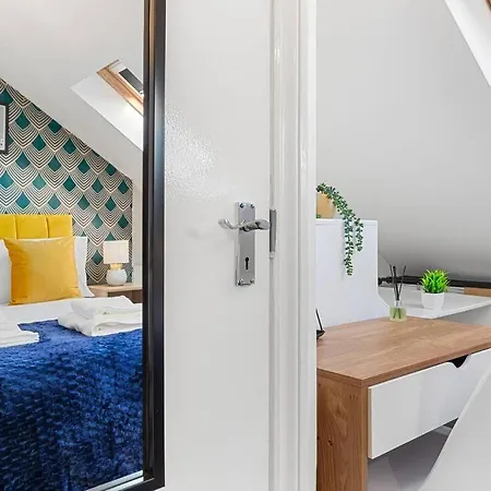 The Holloway Suite- Longterm 15% Off Sleeps4 Apartment *