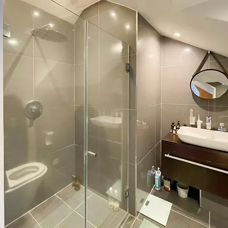 Tubeside Stylish 2-bed Flat Apartment