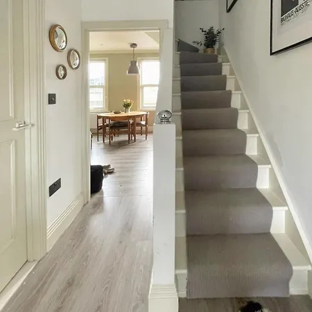 Apartment Tubeside Stylish 2-bed Flat