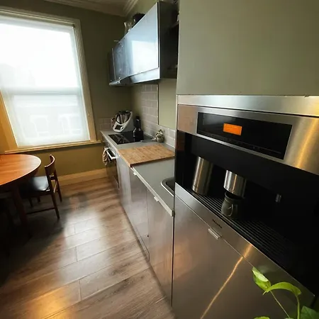 Tubeside Stylish 2-bed Flat * London