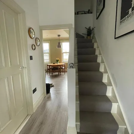Tubeside Stylish 2-bed Flat * London