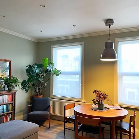 Apartment Tubeside Stylish 2-bed Flat