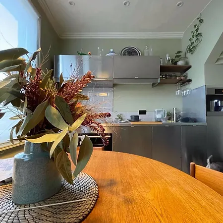 Tubeside Stylish 2-bed Flat Apartment