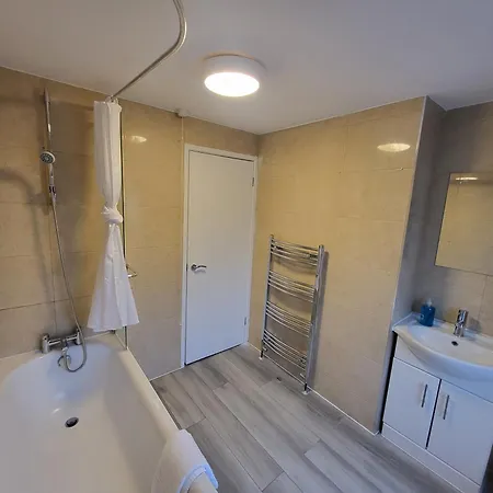 5br Retreat - Walk To Tube, Explore