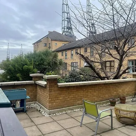 Flat In - Close To Excel Apartment *
