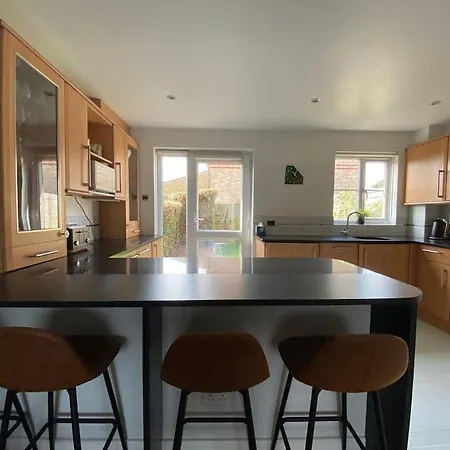 Holiday home 2 Bed House In Hampton - Free Parking