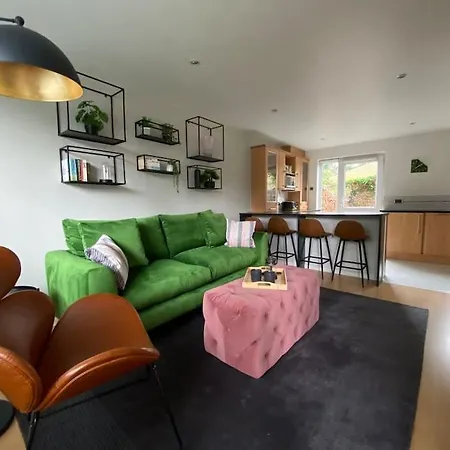 2 Bed House In Hampton - Free Parking Holiday home Hanworth
