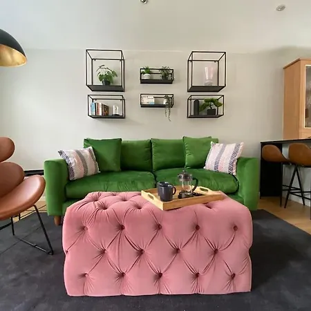 2 Bed House In Hampton - Free Parking Holiday home