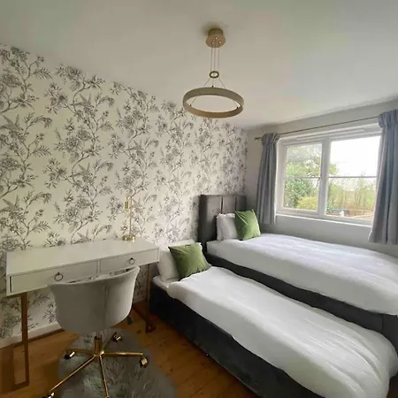 Holiday home 2 Bed House In Hampton - Free Parking