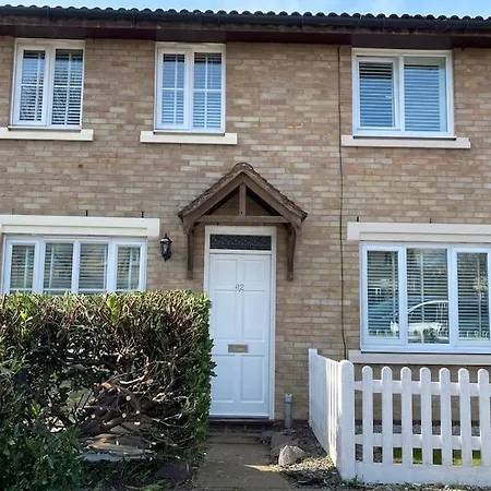 2 Bed House In Hampton - Free Parking Holiday home
