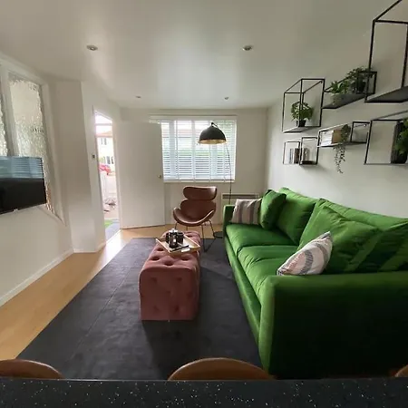 Holiday home 2 Bed House In Hampton - Free Parking