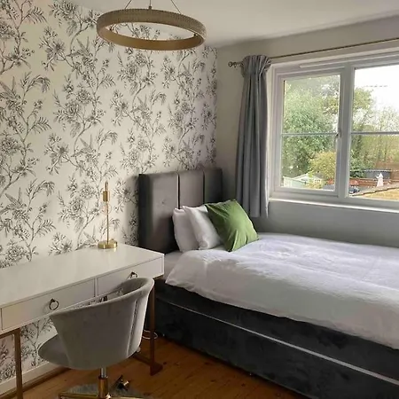 2 Bed House In Hampton - Free Parking *
