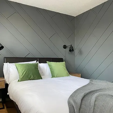 Holiday home 2 Bed House In Hampton - Free Parking Hanworth