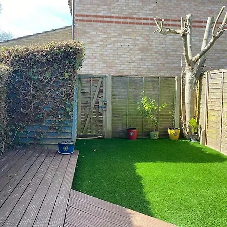 2 Bed House In Hampton - Free Parking Holiday home Hanworth