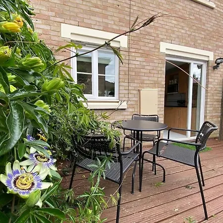 2 Bed House In Hampton - Free Parking *