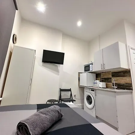Flat In Ealing Broadway * London