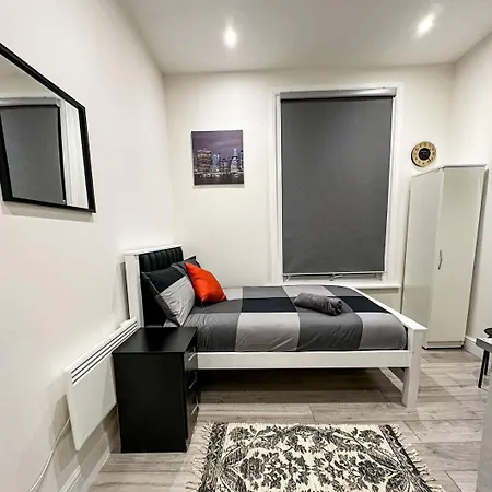 Flat In Ealing Broadway * London