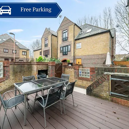 Apartment Glamorous 2br House, Outdoor Space & Free Parking