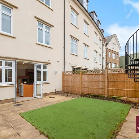 Richmond - 5 Bedroom Townhouse With Parking & Garden Apartment London