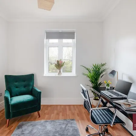 Richmond - 5 Bedroom Townhouse With Parking & Garden London